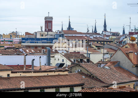 Madrid, Spanien. 21. März 2017.  Aerial Stadtansicht Blick auf Dächer über Opera - Madrid de Los Austrias Bereich. Stockfoto
