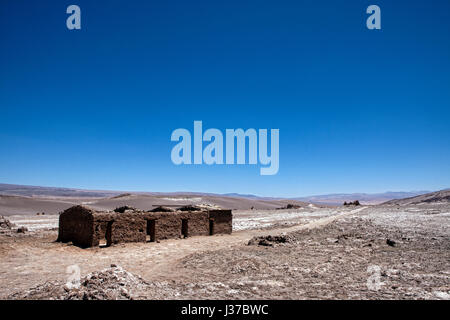 Altes Gebäude übrig geblieben vom Salz mir im Tal des Mondes, Atacama-Wüste, Chile, Peru. Stockfoto