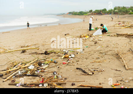 Viel Müll am Strand Ozeans. Insel Bali, Indonesien Stockfoto