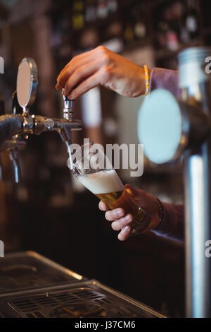 Nahaufnahme der bar Bier zarte Füllung aus bar Pumpe am Tresen Stockfoto