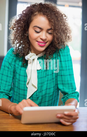 Lächelnde junge Frau mit TabletPC Stockfoto