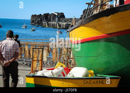 Diese bunten Boote sind für die Fischerei auf Wels oder Kabeljau auf der Insel Madeira, Portugal verwendet. Stockfoto
