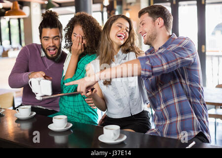 Fröhlichen Freunden genießen im café Stockfoto