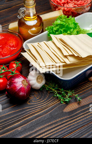 getrocknete ungekochte Lasagne Nudeln Blätter und Zutaten Stockfoto