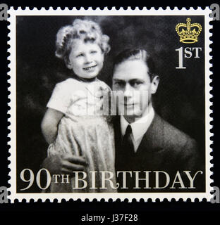 Briefmarke. Great Britain. Königin Elizabeth II. 2016. HM die Königin den 90. Geburtstag. HM die Königin mit ihrem Vater 1930. Stockfoto