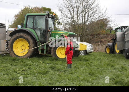 Jährliche schottische Dorf landwirtschaftliche Show in Ochiltree, Ayrshire.EIN Farmer Sohn praktiziert Lassoing von einem Traktor Stockfoto