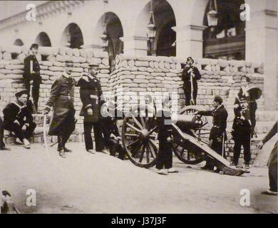 Dieses Bild zeigt die Barrikaden, die während der Pariser Kommune 1871 errichtet wurden, insbesondere in der Rue de Castiglione. Die Barrikaden waren Teil des Aufstandes während des Deutsch-Französischen Krieges und des Untergangs des Zweiten Reiches. Stockfoto