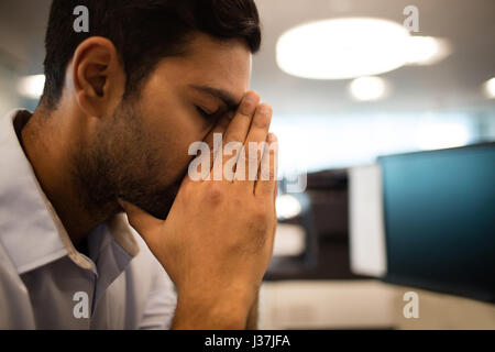 Nahaufnahme von nervösen Geschäftsmann im Büro sitzen Stockfoto