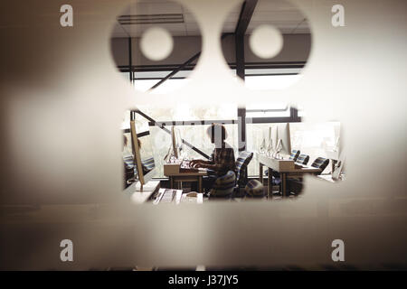 Männliche Tontechniker arbeiten an digitalen Bearbeitungsbildschirm im Tonstudio Stockfoto