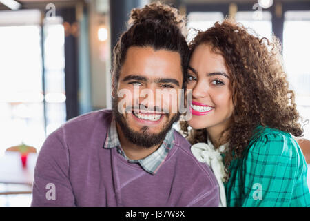 Porträt von fröhlichen jungen Ehepaar im Restaurant hautnah Stockfoto