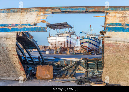 Boot Reparatur Restauration von einem alten Holzboot in Houmt Souk, Tunesien Stockfoto