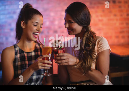 Zwei junge Frauen, die Cocktails im pub Stockfoto