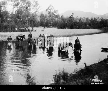 Dieses Bild aus der Powerhouse Museum Collection zeigt die Überquerung des Wollondilly River. Er erfasst die Rolle des Flusses bei Transport und Infrastruktur während seiner Nutzungszeit. Stockfoto