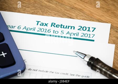 Nahaufnahme von UK Einkommen Steuererklärung mit Steuerperiode für 2017 Stockfoto