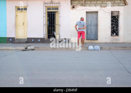 Straßenszene in Trinidad, Sancti Spiritus, Kuba. Lokalen kubanischen Mann stand vor seinem Haus. Stockfoto