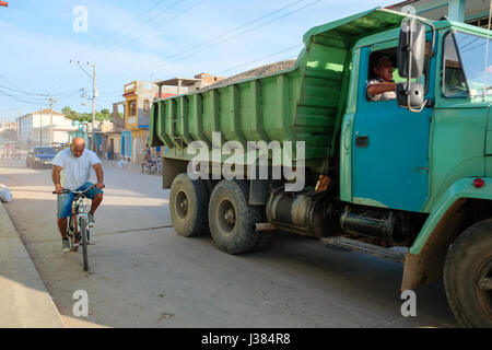 Innenstadt von Verkehr in der schönen, kleinen Stadt von Trinidad, Kuba, mit Mann auf Motorrad und LKW fahren durch Radfahren Stockfoto