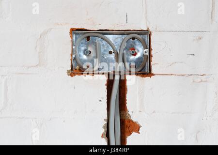 UK Elektroinstallation einer Steckdose in der Wand eines Hauses Stockfoto