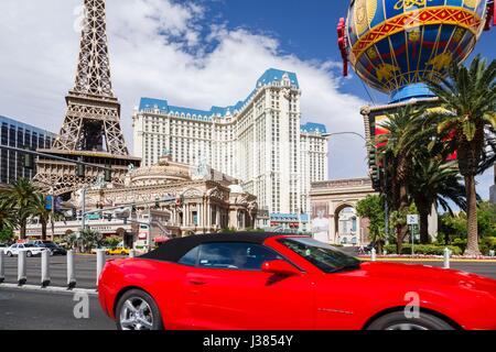 Ein roten Cabrio Mietwagen fährt von Paris Las Vegas Hotel am Las Vegas Boulevard Stockfoto