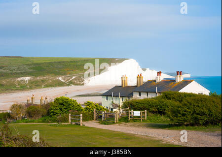 Coastguard Cottages und sieben Schwestern Kreidefelsen an einem sonnigen Tag mit Cuckmere Haven und South Downs Way. Stockfoto