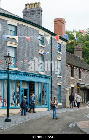 Traditionellen viktorianischen Geschäfte entlang einer alten Straße in Blists Hill Museum, Ironbridge, Shropshire, Großbritannien Stockfoto