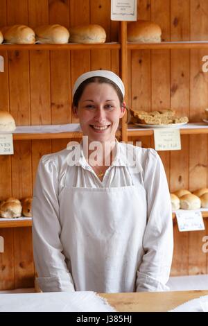 Bäckerin im viktorianischen Bäckerei Shop speichern in Blists Hill Museum, Ironbridge, Shropshire, Großbritannien Stockfoto