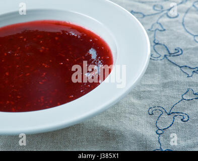 Brotaufstrich - Schweiz traditionelle Namen für eine Frucht zu bewahren, die aus Hagebutten, Zucker und manchmal Rotwein hergestellt. Stockfoto