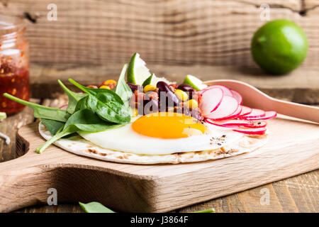 Gebratenes Ei Tacos mit Chili Con Carne auf rustikalen Schneidebrett, traditionelle mexikanische Küche Stockfoto