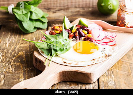 Gebratenes Ei Tacos mit Chili Con Carne auf rustikalen Schneidebrett, traditionelle mexikanische Küche Stockfoto