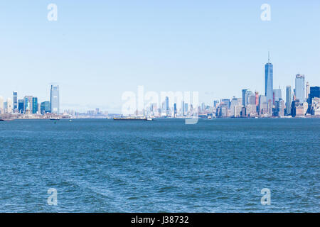 NEW YORK, NEW YORK - 29. März 2017: The Lower Manhattan und Jersey City Skylines sind vom Hudson River zu sehen.  Der Freiheitsturm, Goldman Sachs Stockfoto