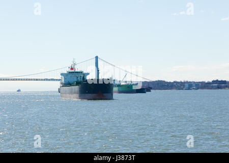 NEW YORK, NEW YORK - 29. März 2017: The Kazdanga Öltanker Anker im Hafen von New York in der Nähe der Verrazano-Narrows-Brücke Stockfoto