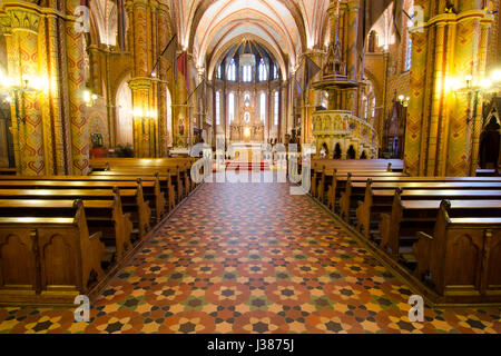 BUDAPEST, Ungarn - 23. Februar 2016: Innenraum der Matthiaskirche ist eine römisch-katholische Kirche befindet sich in Budapest, Ungarn, vor der Fischer " Stockfoto