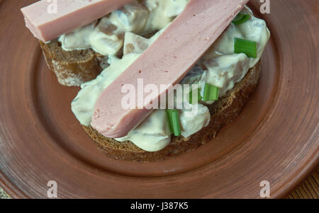 Silkumayzes - estnische Sandwich mit Hering und Wurst Stockfoto