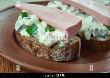 Silkumayzes - estnische Sandwich mit Hering und Wurst Stockfoto