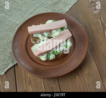 Silkumayzes - estnische Sandwich mit Hering und Wurst Stockfoto