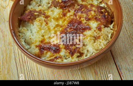 Tave Kosi - gebackenes Lamm und Reis mit Joghurt. Nationalgericht in Albanien Stockfoto