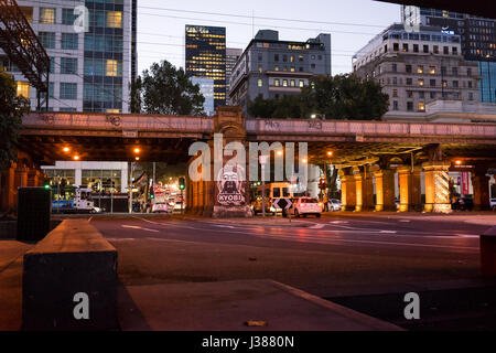 Der Bahnübergang an der Queens Bridge in Melbourne Australien Stockfoto