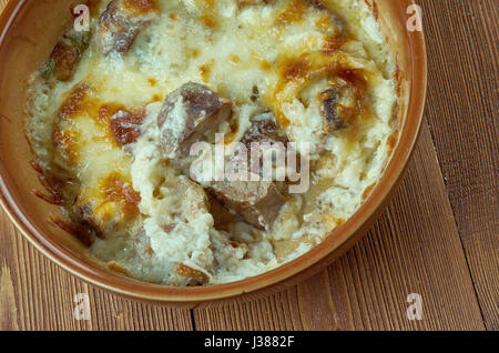 Elbasan Tava - gebackenes Lamm in Joghurt. Albanische Küche Stockfoto