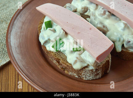 Silkumayzes - estnische Sandwich mit Hering und Wurst Stockfoto