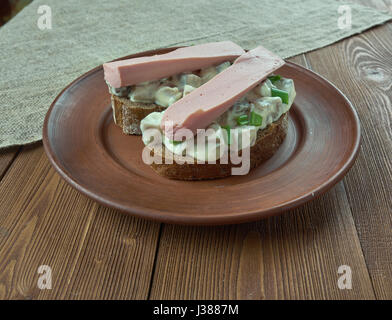 Silkumayzes - estnische Sandwich mit Hering und Wurst Stockfoto