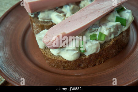 Silkumayzes - estnische Sandwich mit Hering und Wurst Stockfoto