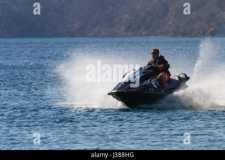 Junquillal, Guanacaste, Costa Rica - April 10: Junger Mann reitet einen Welle Läufer in einem ruhigen Strand Junquillal. 10. April 2017, Junquillal, Guanac Stockfoto