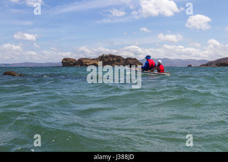 Rajada, Guanacaste, Costa Rica - April 11: Vater und Tochter genießen Sie eine entspannende Kajak fahren auf dem ruhigen Wasser des Strandes. 11. April 2017, Rajada, Stockfoto