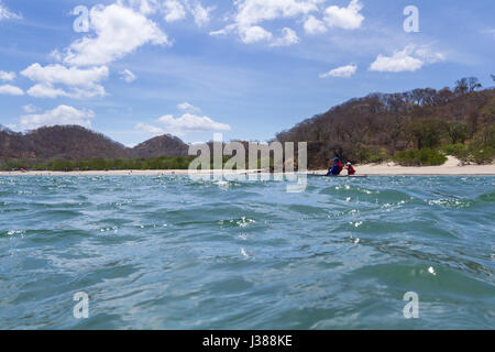 Rajada, Guanacaste, Costa Rica - April 11: Vater und Tochter genießen Sie eine entspannende Kajak fahren auf dem ruhigen Wasser des Strandes. 11. April 2017, Rajada, Stockfoto