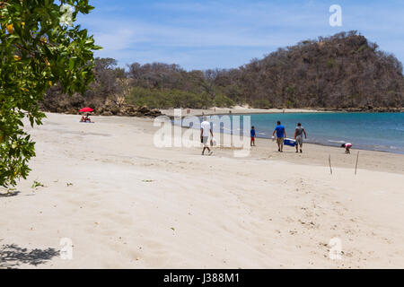 Rajada, Guanacaste, Costa Rica - April 11: Gruppen von Personen, die Einrichtung für einen Tag am Strand, mit Kühler und Snacks. 11. April 2017, Rajada, Guanaca Stockfoto