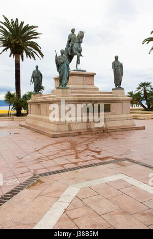 Von Korsika eingeborener Sohn Napoleon Bonaparte ist memorialized mit vielen Monumenten in Ajaccio, einschließlich dieses Reiterstandbild in Place de Gaulle, Ajaccio. Stockfoto