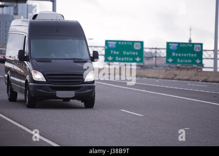 Die kompakten, schwarzen Kleinbus für den Transport von Handelsgütern und Pakete, sowie für die Verwendung in kleinen Unternehmen, Reisen auf der breiten Autobahn Stockfoto