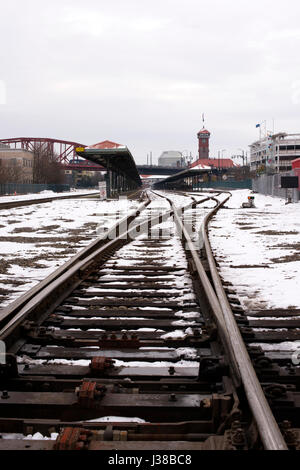 Schienen mit Schienen und Schwellen, die zu den berühmten historischen Bahnhof in der Innenstadt von Portland Oregon mit einem hohen zentralen Turm Stockfoto