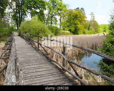 Malerische Landschaftsblick auf Park und Holzbrücke Stockfoto