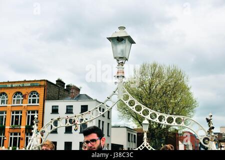 Ein Torbogen und Licht auf die Ha'Penny Bridge, die auch als die Liffey Brücke bekannt. Dublin, Irland. Stockfoto