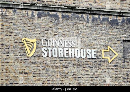 Großes schild Regie Touristen zum Guinness Storehouse in St. James Gate in Dublin, Irland. Stockfoto